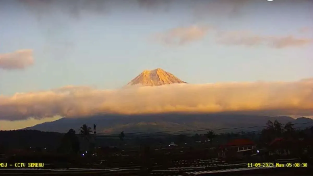 Gunung Semeru Luncurkan Dua Kali Awan Panas Guguran