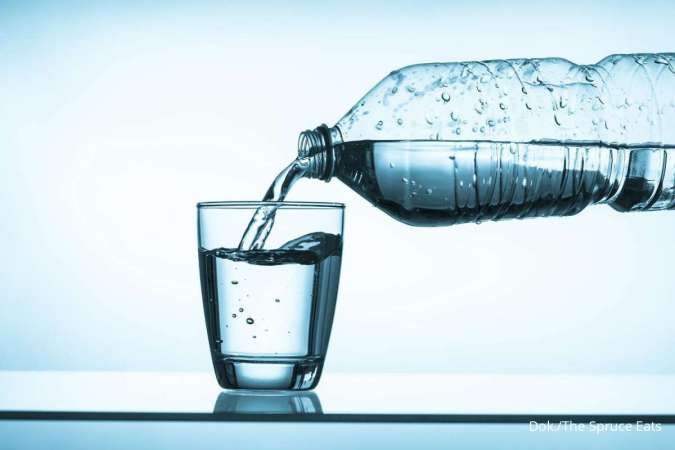 5 Manfaat Minum Air Putih Saat Perut Kosong, Bikin Kulit Bersih!