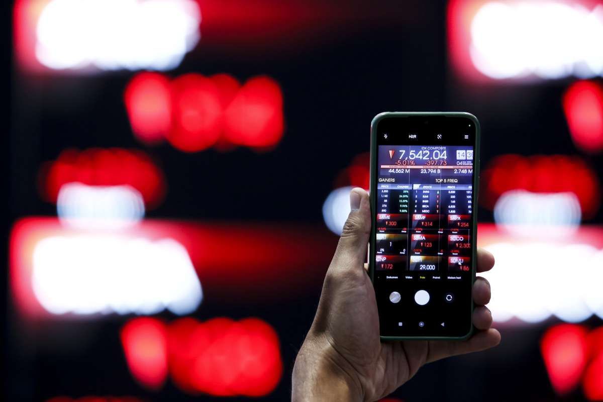 IHSG Melemah 0,53% ke 7.053 di Sesi I Selasa (31/3), HEAL, AADI, BREN Top Losers LQ45