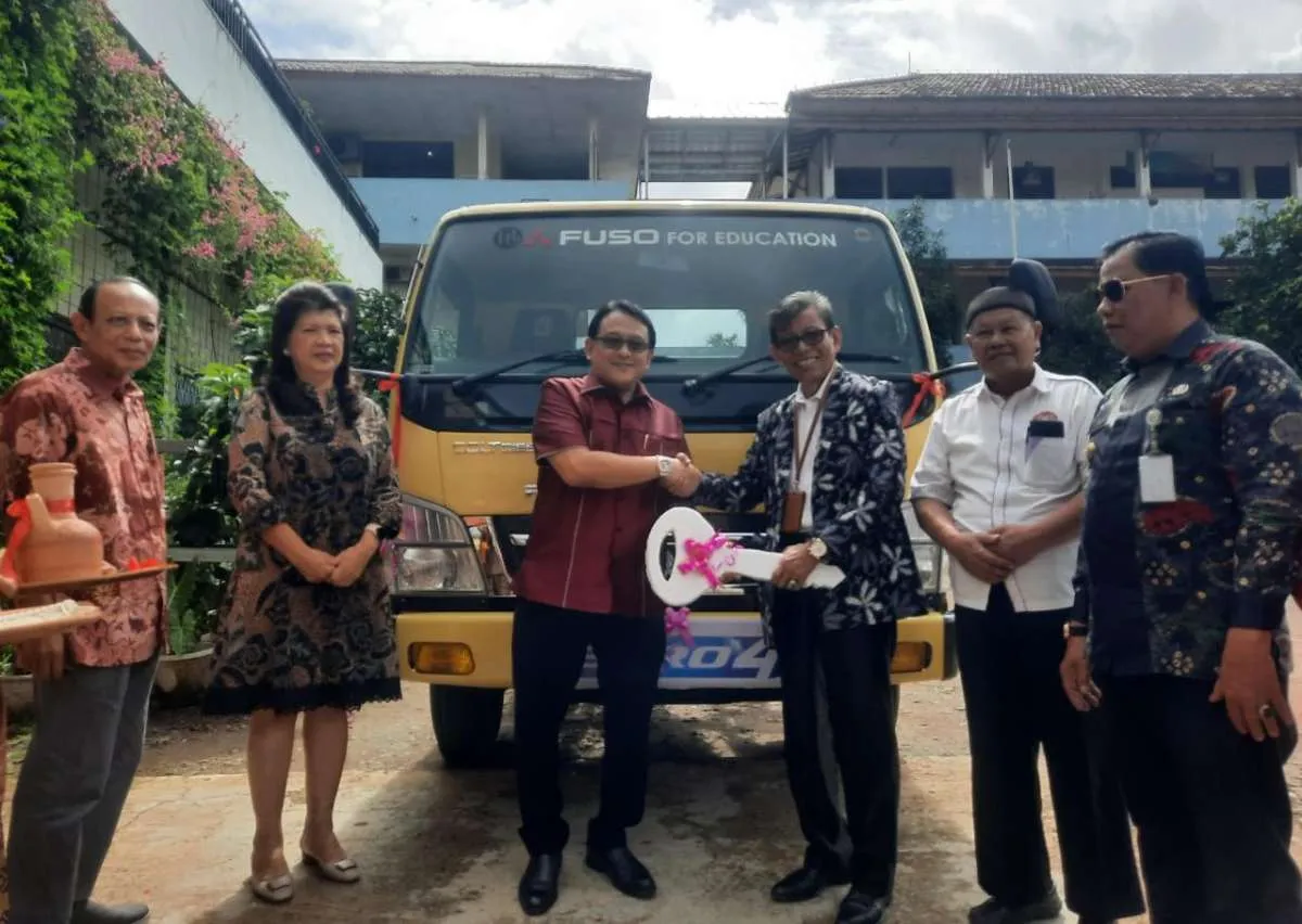 Mitsubishi Fuso Canter Euro 4 Berlabuh ke SMK di Palembang untuk Generasi Masa Depan