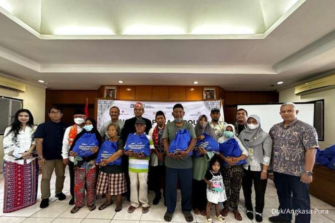 Angkasa Pura I Group Bagikan 700 Paket Sembako Ramadhan untuk Warga Masyarakat