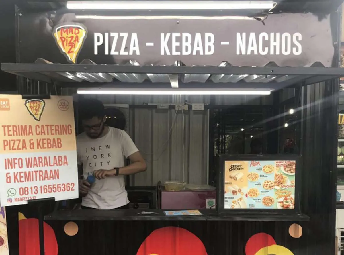 Menjajal gurihnya laba dari potongan piza
