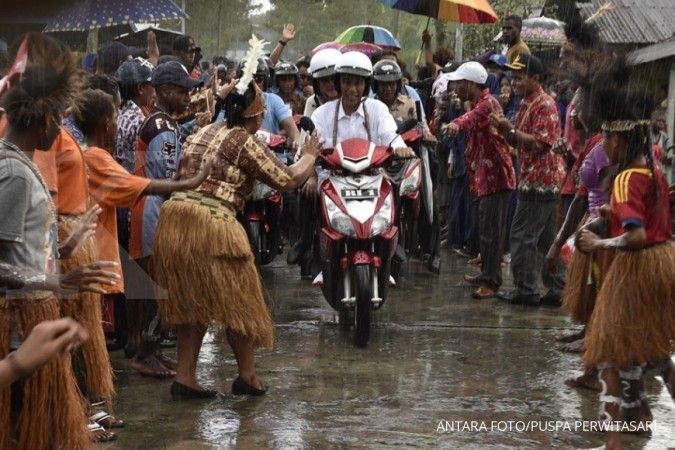Jokowi dan Iriana blusukan di Agats Papua pakai motor listrik
