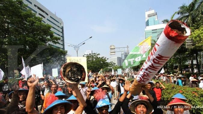 Petani tembakau tutup jalan Medan Merdeka Barat