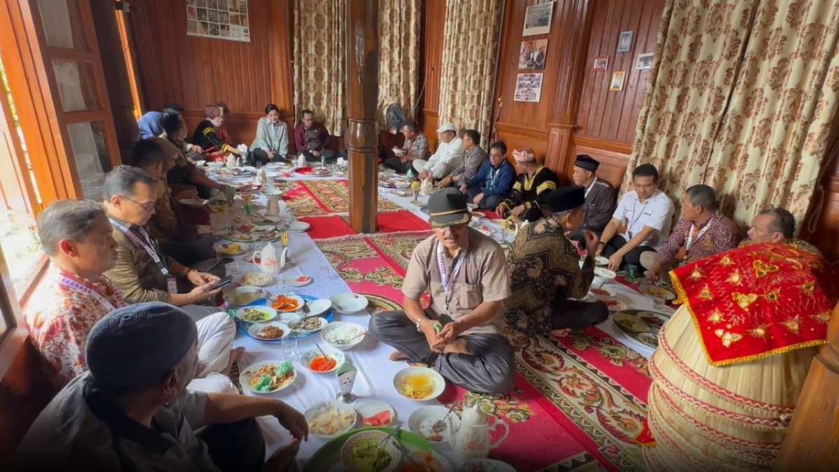 Menyantap Rendang di Rumah Gadang Desa Wisata Nagari Sumpur