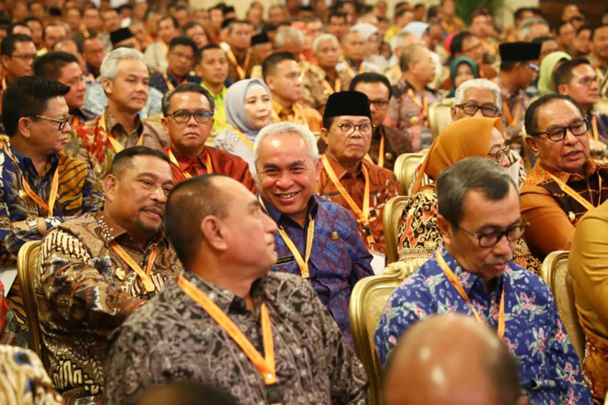 Para gubernur seluruh Indonesia mendapat kewenangan lebih tangani corona