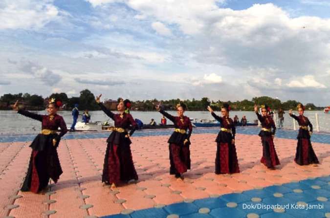 Penari tradisional di Danau Sipin, Kota Jambi