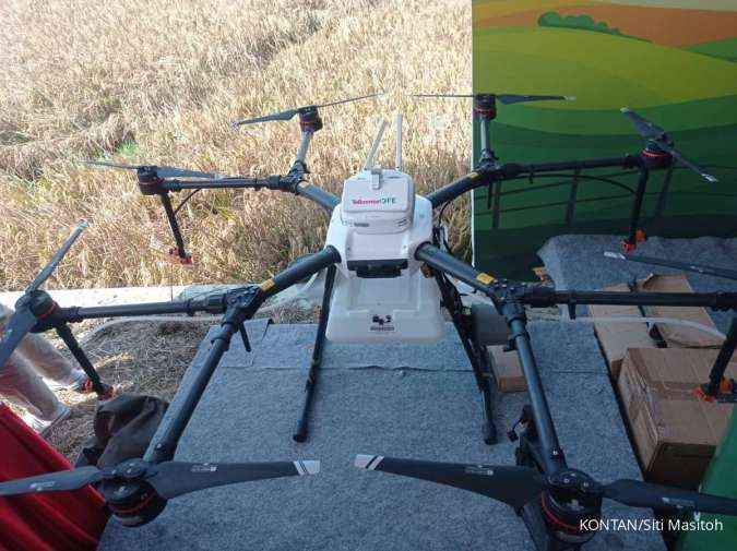 Indico Fasilitasi Drone untuk Petani Menyiram Pupuk di Sawah