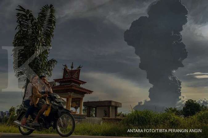 Indonesia volcano spews huge ash cloud in second eruption in 3 days
