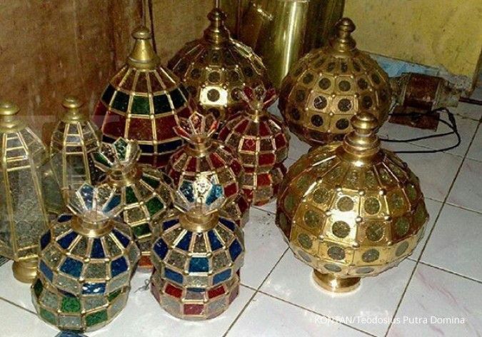 Merangkai laba dari usaha pembuatan lampu hias 