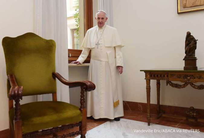 Paus Fransiskus berpose di salah satu sudut Casa Santa Marta, Vatikan, pada 9 Oktober 2015.