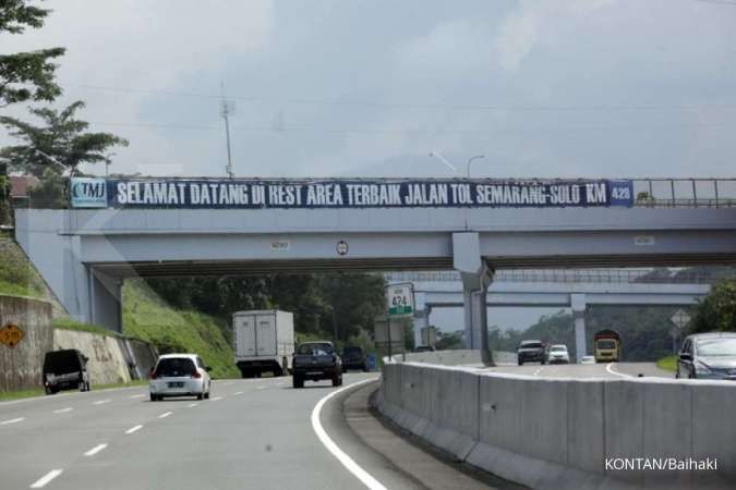 Tabrakan Bus dan Truk Tronton di Tol Banyumanik Semarang, 11 Penumpang Dibawa ke RS