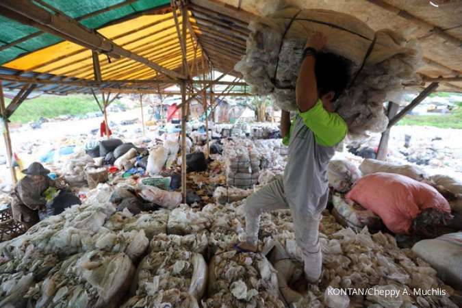 Pemulung mengumpulkan barang-barang plastik di TPA 