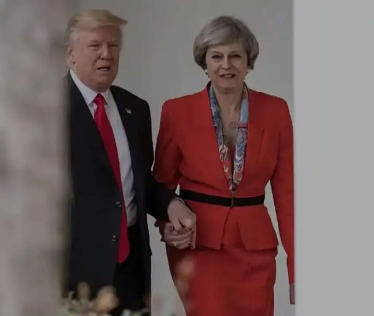  Saat Donald Trump genggam tangan PM Inggris Theresa May yang bikin panik