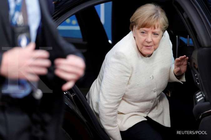 Virus corona merebak, menteri dalam negeri Jerman tolak jabat tangan Angela Merkel