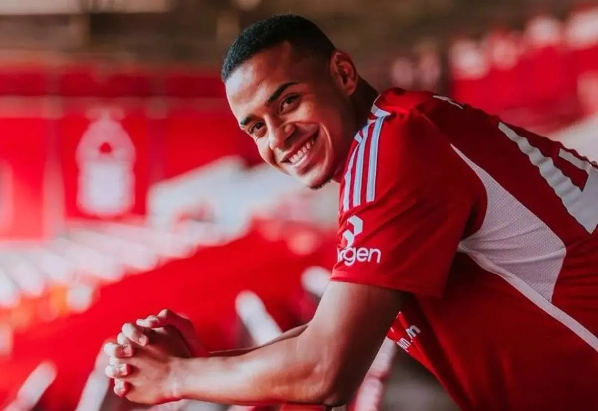 Barcelona Incar Dua Bek Nottingham Forest Sekaligus, Intip Profilnya