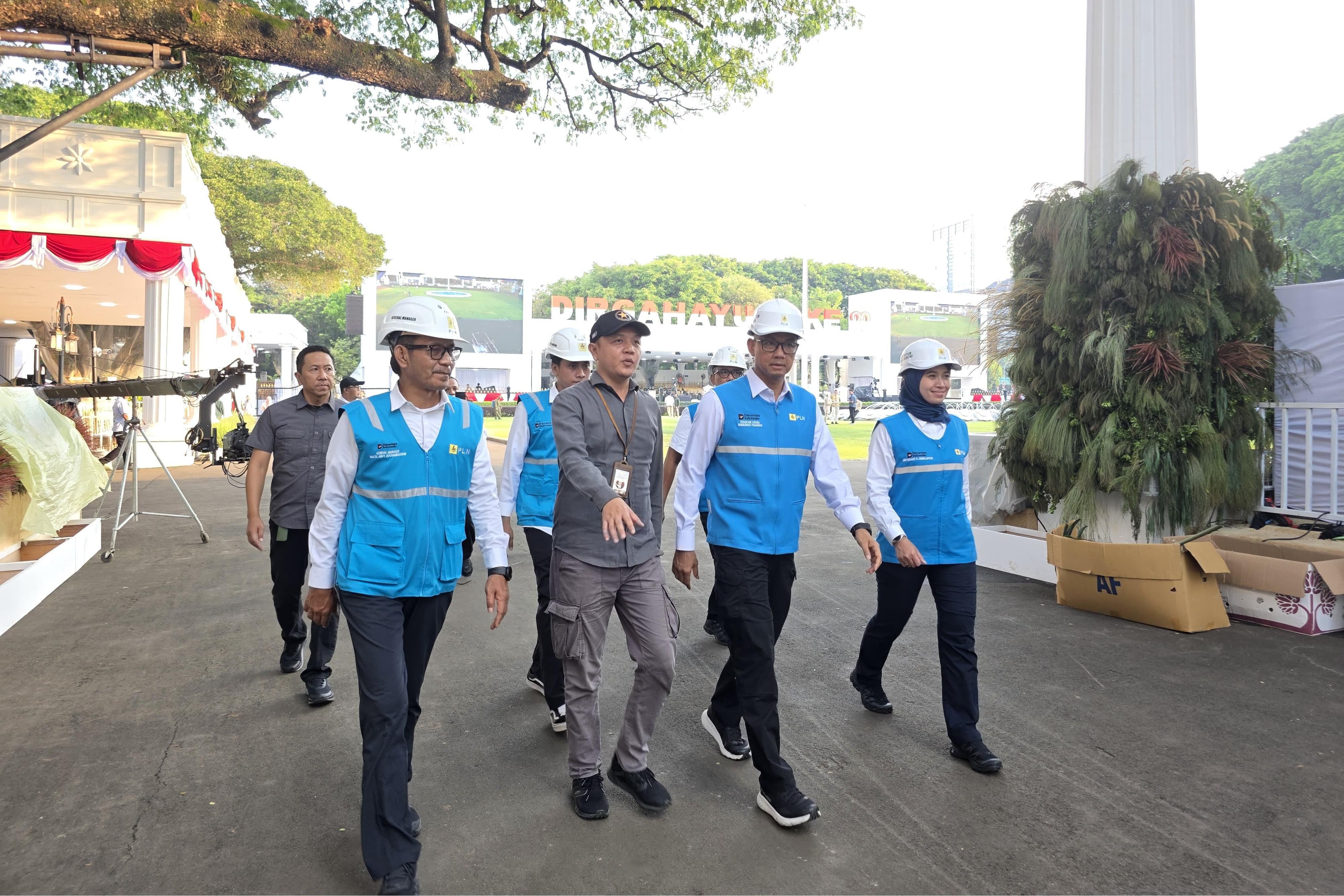 Direktur Utama PLN, Darmawan Prasodjo (kedua dari kanan) didampingi Direktur Distribusi PLN, Arsyadany G. Akmalaputri (kanan), General Manager PLN UID Jakarta Raya, Moch. Andy Adchaminoerdin (kiri), dan Kepala Bagian Bangunan Sekretariat Presiden, Andi Firdaus (kedua dari kiri) saat meninjau lapangan Istana Merdeka yang akan menjadi venue Upacara HUT ke-80 Kemerdekaan RI.