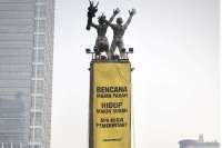Greenpeace Bentangkan Spanduk Protes, Desak Prabowo Tangani Krisis Iklim
