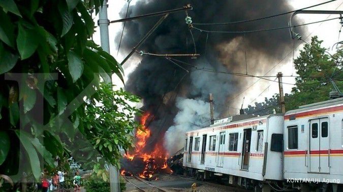 Train hits gas tanker in Jakarta