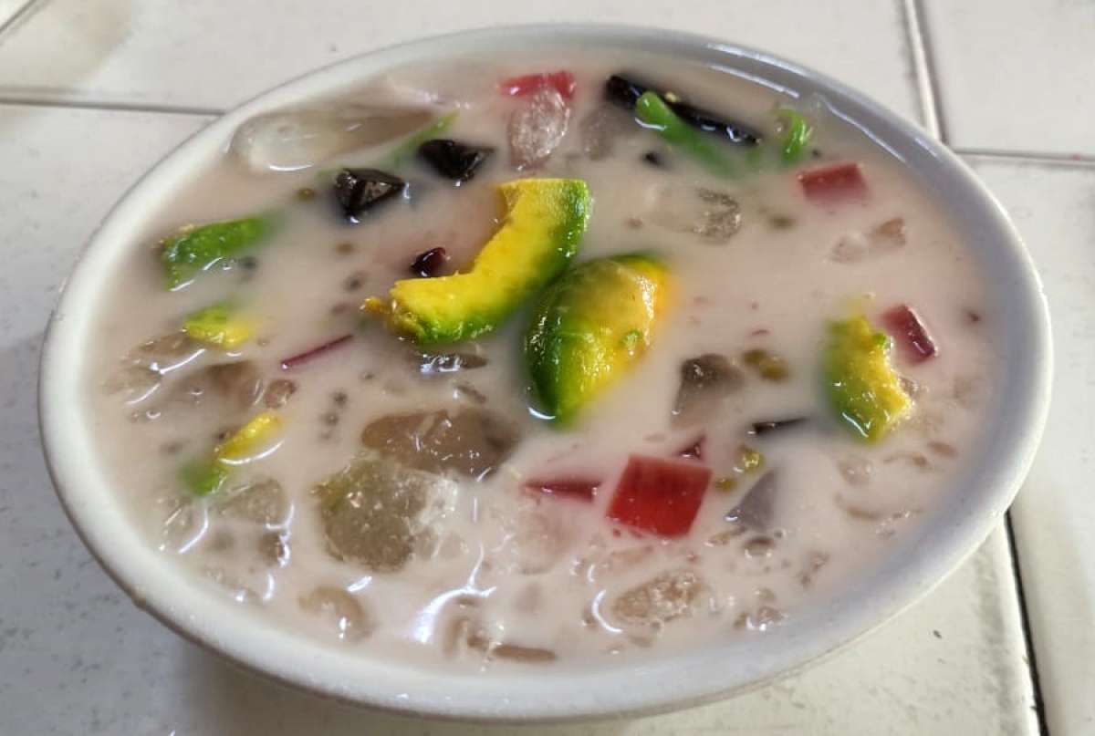 Kios Sederhana dengan Banyak Stoples Isi Topping Bikinan Sendiri