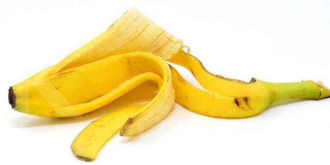Gunakan kulit pisang sebagai cara menghilangkan tahi lalat.