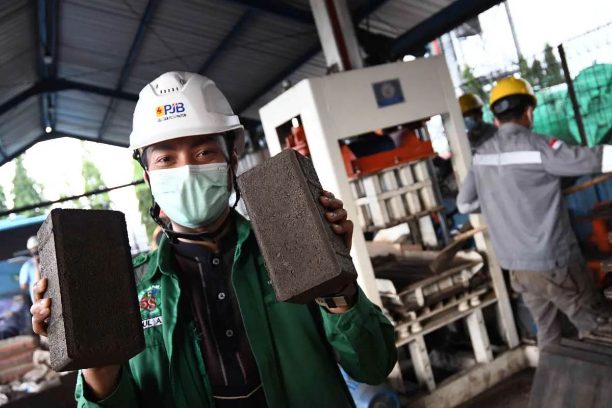 PLN Manfaatkan FABA Jadi Batako untuk Pembangunan Rumah Hingga Jalan Tol