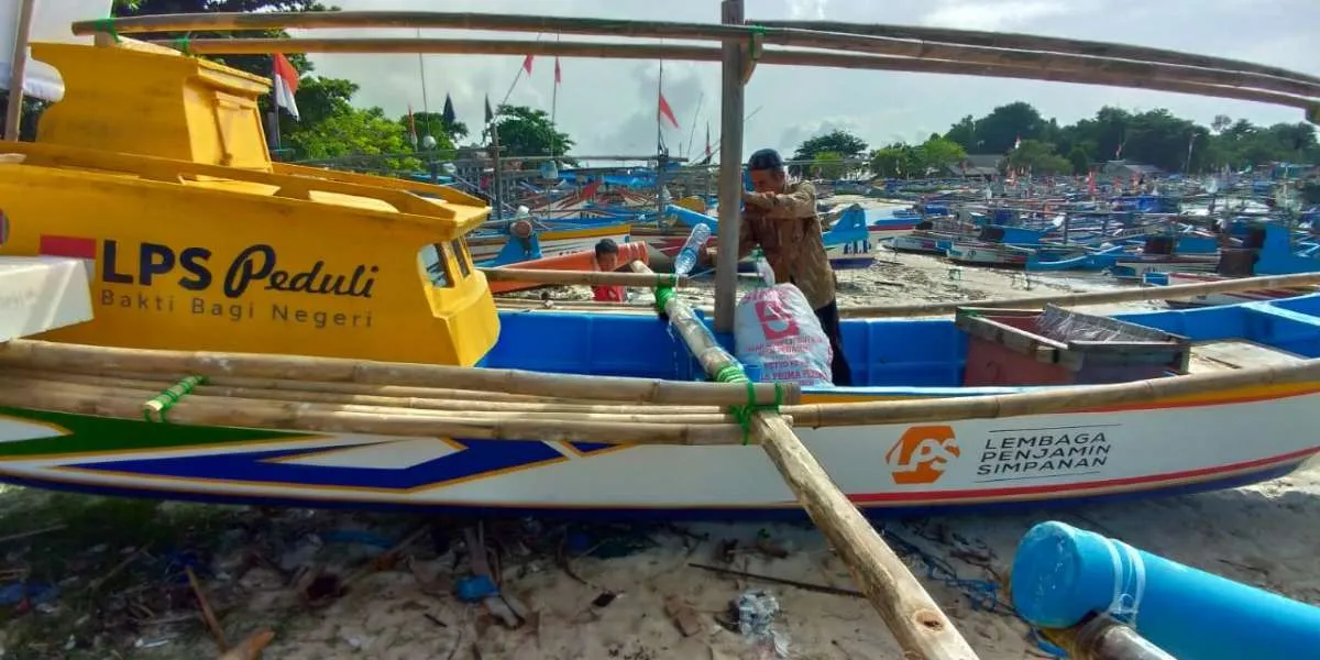 LPS Serahkan Bantuan Perahu Untuk Nelayan di Sukabumi