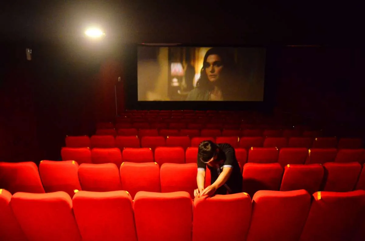 Menonton film di bioskop, prokes tak boleh kendur