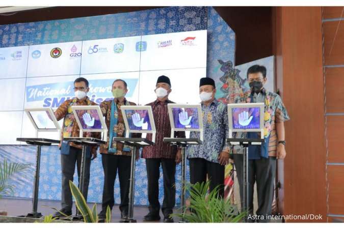 Menteri Koordinator Bidang Pembangunan Manusia dan Kebudayaan Republik Indonesia (Menko PMK RI) Prof. Dr. Muhadjir Effendy, M.A.P. (tengah), Direktur SMK Direktorat Jenderal Pendidikan Vokasi Kementerian Pendidikan, Kebudayaan, Riset, dan Teknologi Republik Indonesia (Kemendikbudristek RI) Dr. Wardani Sugiyanto, M.Pd. (kiri), Kepala Bidang SMK Dinas Pendidikan Provinsi Jawa Timur Dr. Kurniawan Hary Putranto, S.T., M.M. (kanan), Kepala Sekolah Menengah Kejuruan (SMK) Muhammadiyah 1 Kepanjen Drs. Maryanto M.M. (kedua kanan), dan Chief of Corporate Affairs Astra Riza Deliansyah (kedua kiri) melakukan prosesi Kick Off National Showcase SMK Binaan Astra (BISA) di SMK Muhammadiyah 1 Kepanjen, Malang, Jawa Timur pada hari ini (17/6).