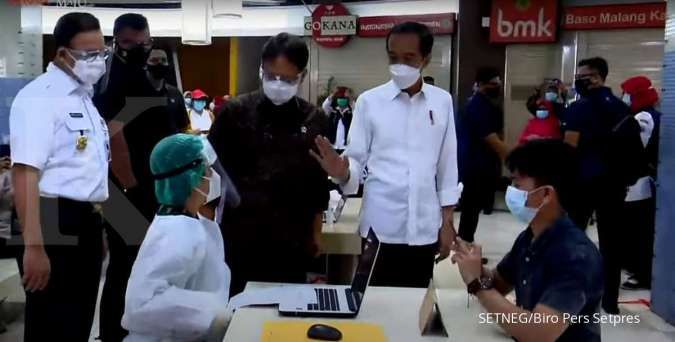 Jokowi tinjau vaksinasi di Pasar Tanah Abang