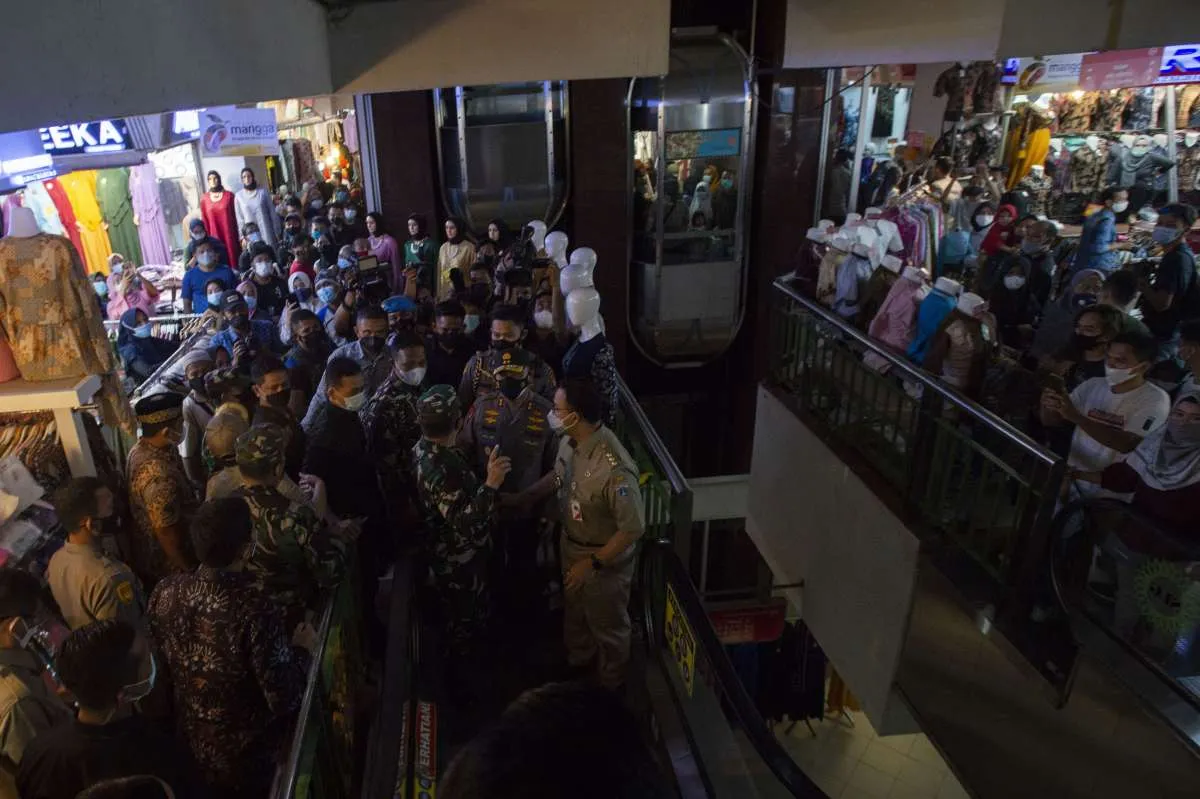Waspada, pakai masker tetap rawan tertular Covid-19 jika berkerumun, ini penyebabnya