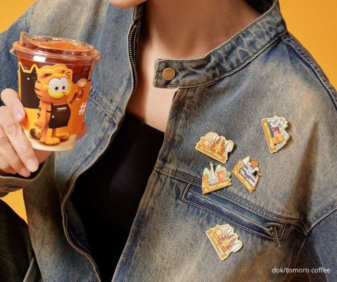 Tomoro x The Garfield Movie, Promo Gratis Merchandise Garfield Mug-Badge Terbatas