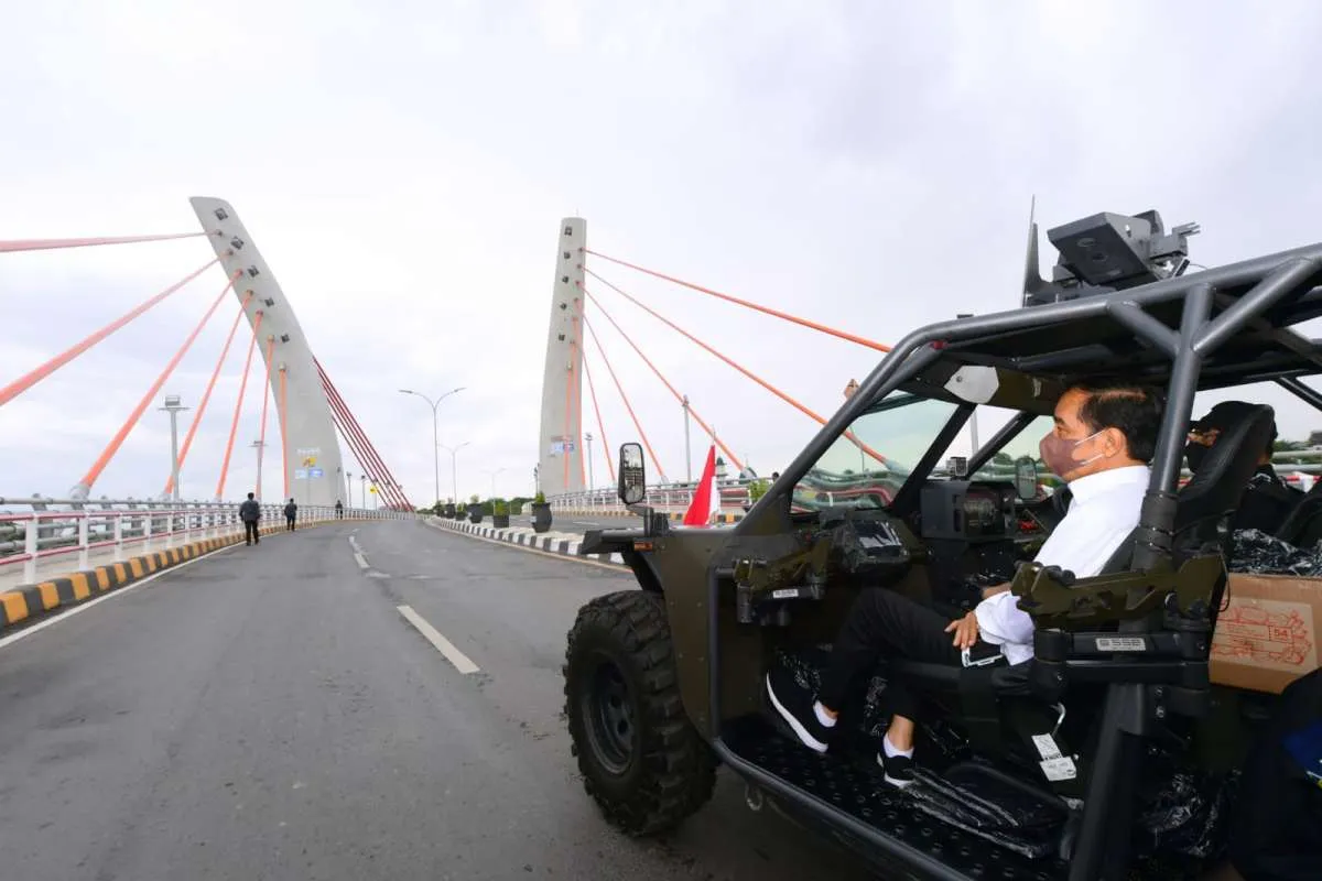 Jajal lewati Jembatan Sei Alalak, Jokowi gunakan kendaraan taktis Paspampres 