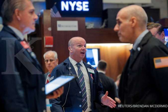 Wall Street ditopang kinerja emiten di tengah tekanan data ekonomi