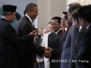 Tifatul sentuh tangan istri Obama