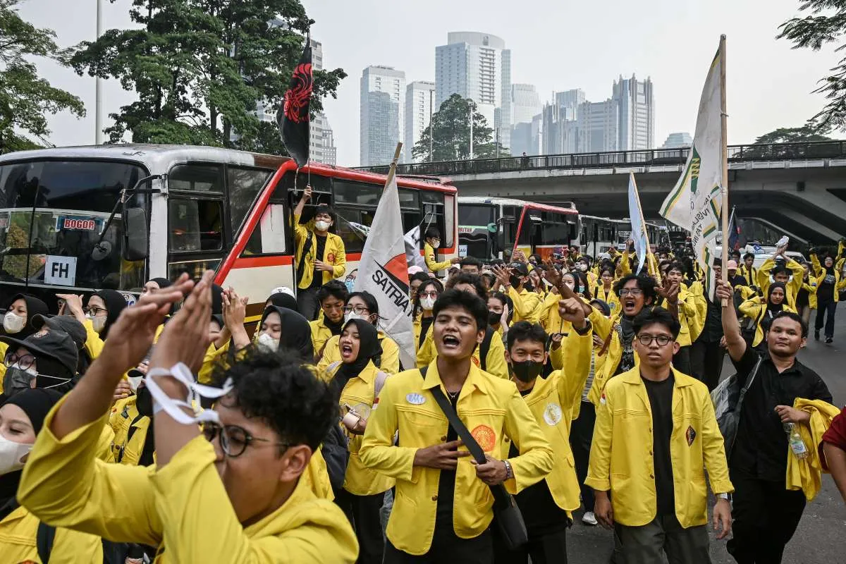 Mahasiswa Bertahan hingga Malam di Sudirman, Desak Pemerintah Penuhi Tuntutan