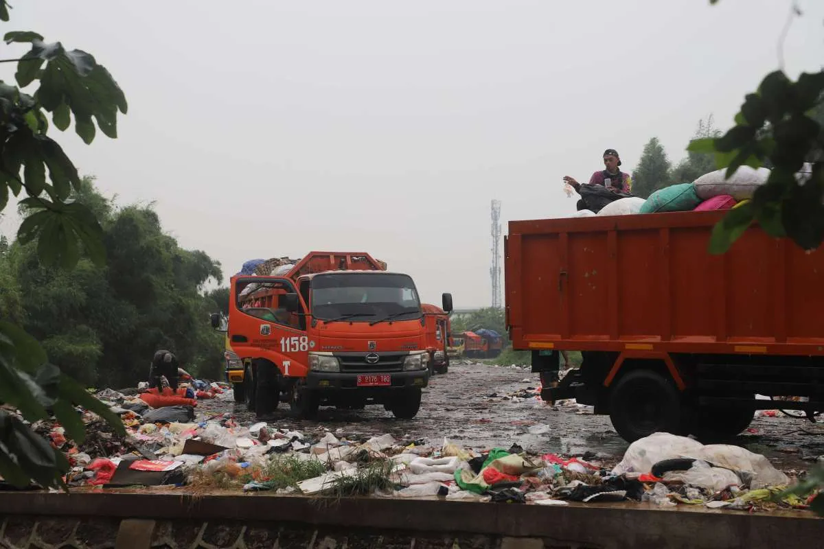 Truk Sampah Antre 8 Km ke TPST Bantargebang, Jalan Siliwangi Bekasi Macet
