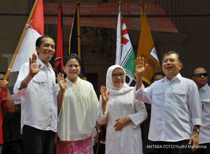 JK dan istri salam dua jari sebelum coblos pilpres