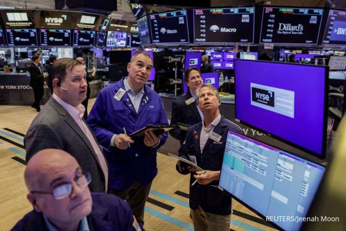 Equities Gain, Oil Settles Higher as Investors Watch US-Iran Standoff