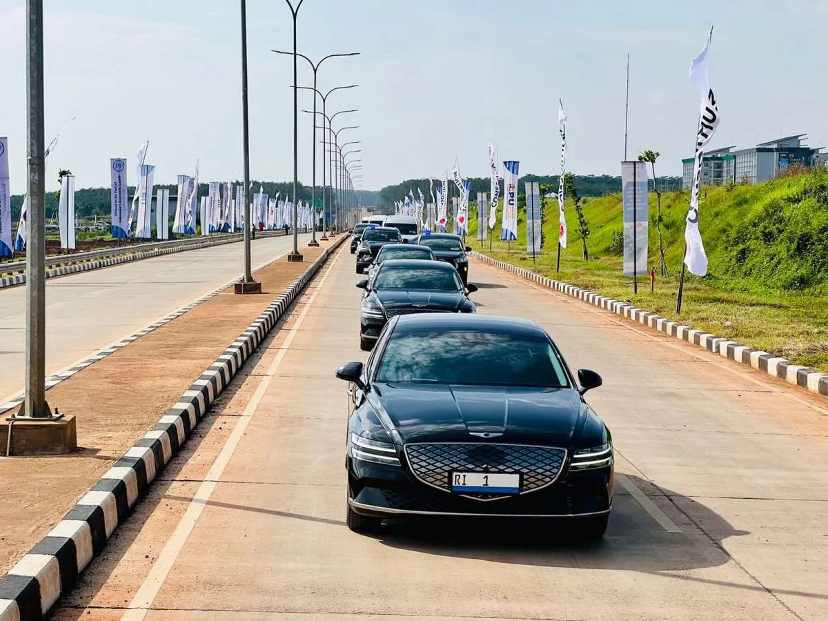 Mencoba Mobil Listrik Genesis, Jokowi: Saya Kira Halus, Tidak Ada Suaranya