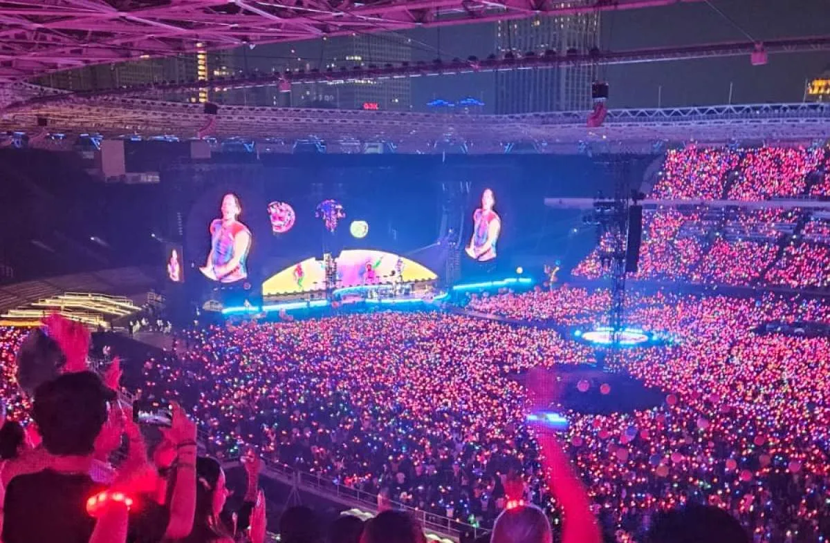 Sambil Memainkan Piano, Vokalis Coldplay Chris Martin Berpantun Boleh Dong Pinjam 100