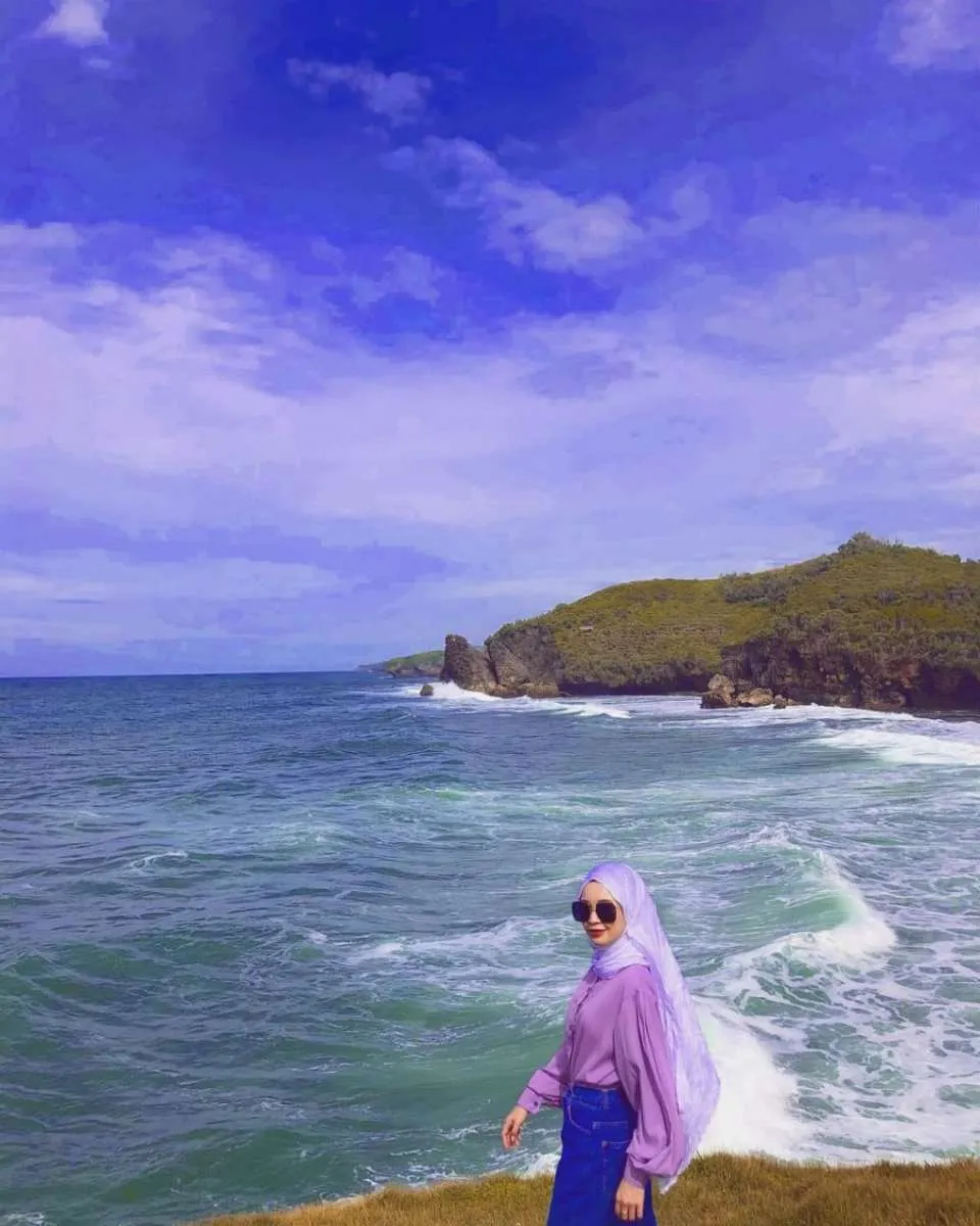 Di Gunungkidul, wisatawan bisa menikmati keindahan Pantai Widodaren dari atas bukit