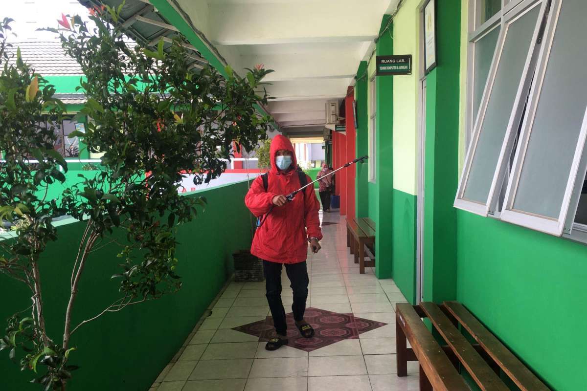 Penyemprotan disinfektan rutin di sekolah