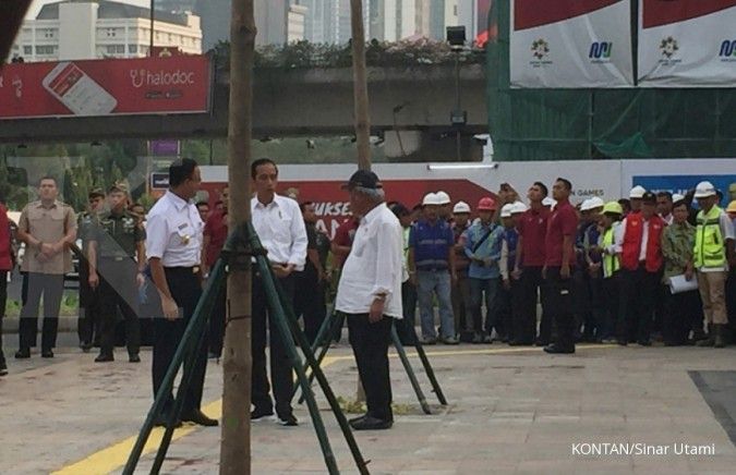 Presiden Jokowi tinjau trotoar baru untuk Asian Games