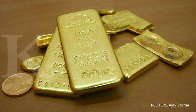 Gold set for third weekly gain on tepid dollar, inflation worries