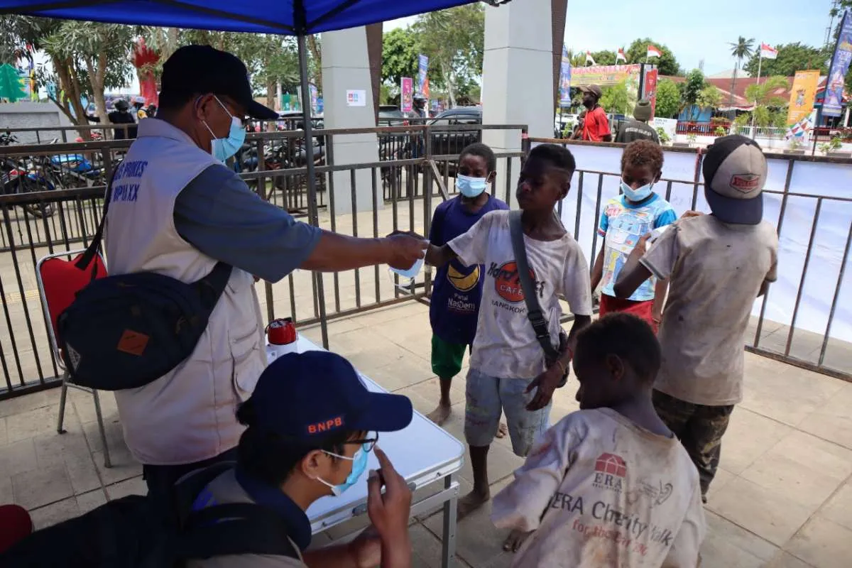 Sambut PON XX, Sub Satgas Prokes Merauke bagikan masker kepada warga