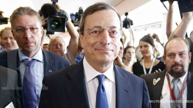 Draghi tegaskan ECB akan kejar target inflasi