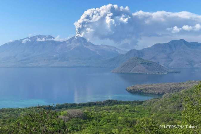 Kawah Gunung Lewotobi Semburkan Asap Putih dengan Intensitas Tebal 1 Kilometer