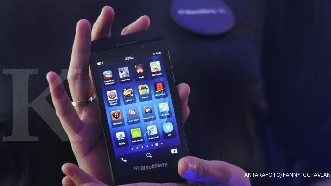 Ratusan konsumen antre beli BlackBerry Z10