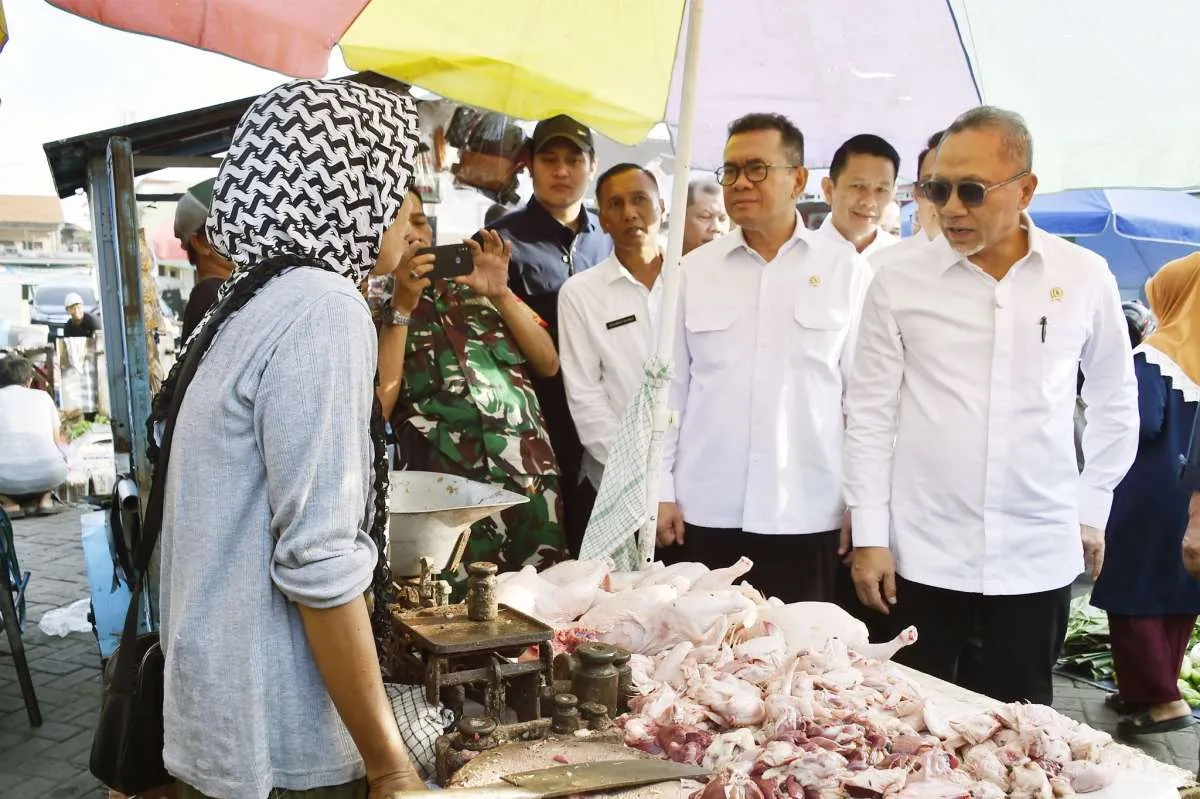 Mendag Busan & Menko Pangan Tinjau Pasar di Sidoarjo, Pastikan Harga Bapok Stabil